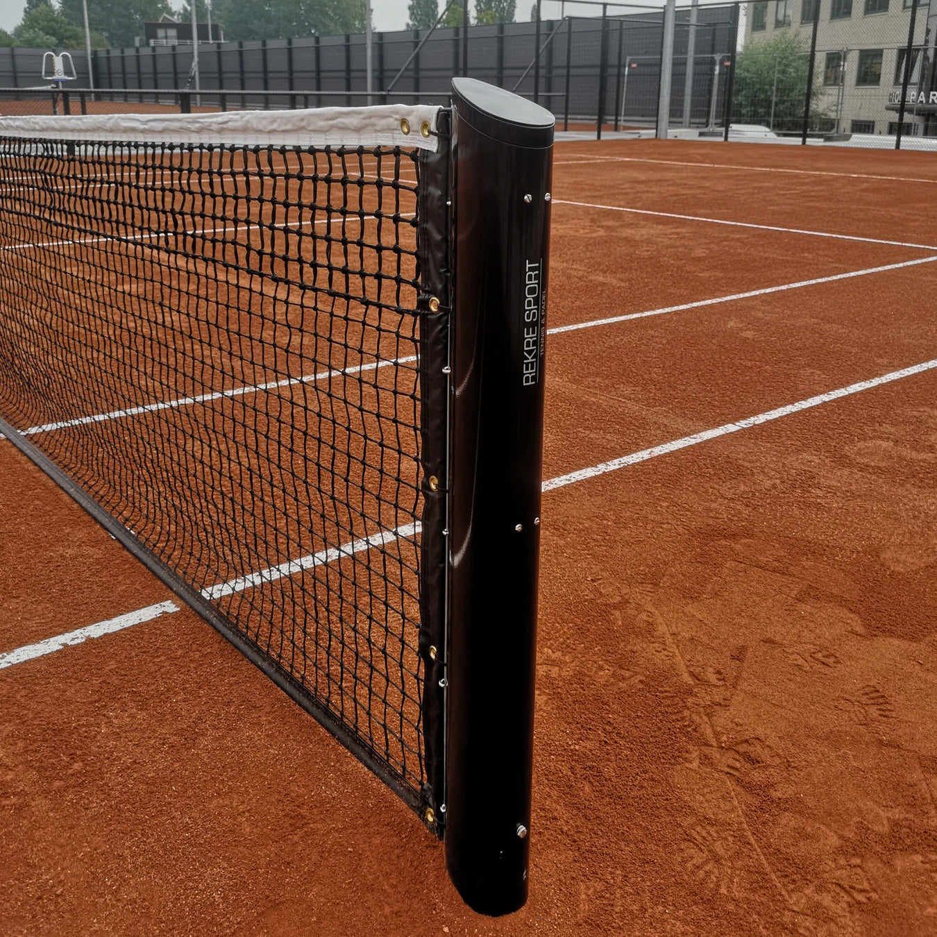 Diverse soorten netpalen en materialen voor het tennisnet