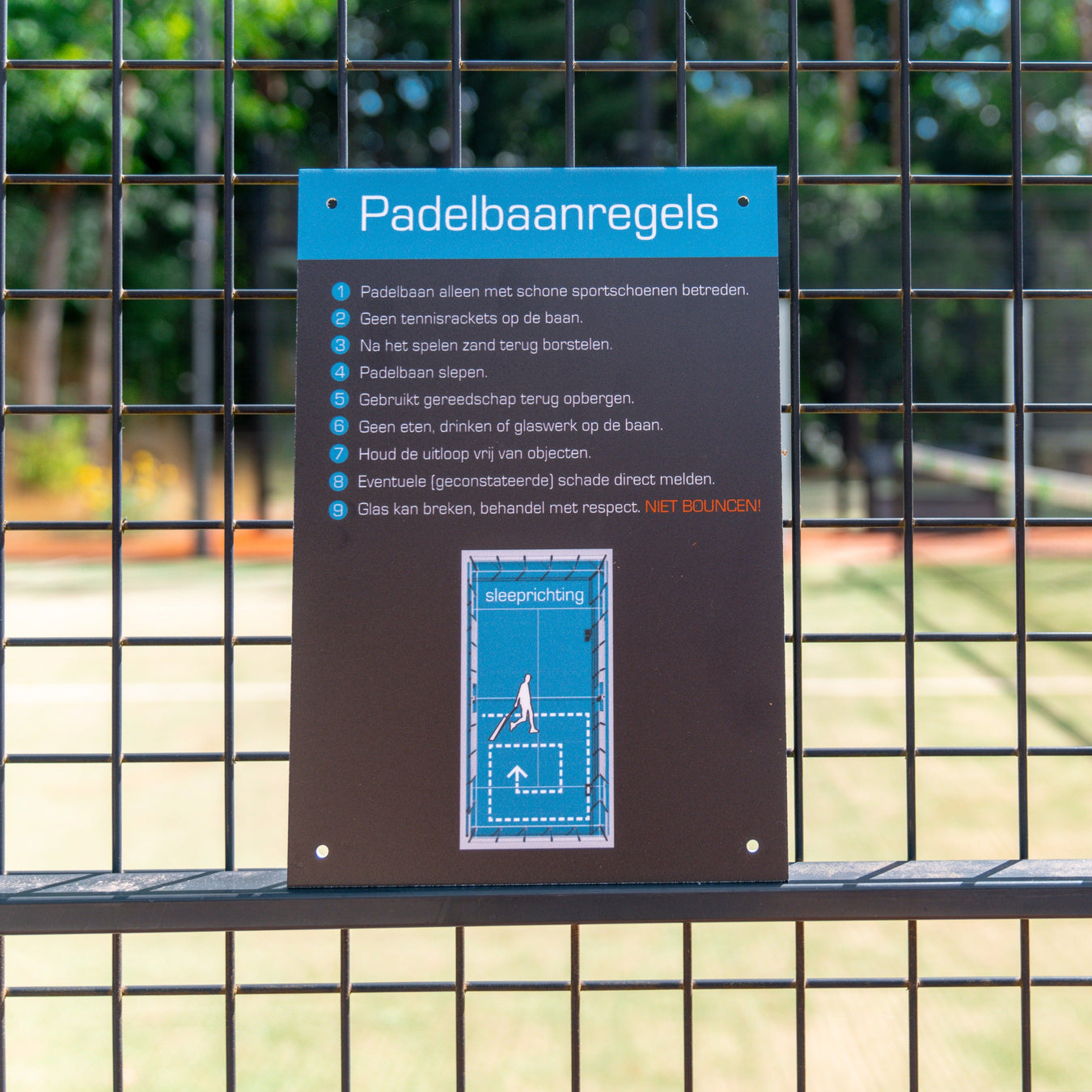 Borden en haken (hekwerk) voor de inrichting van het tennis/padel park